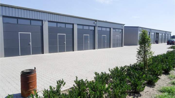 Außenansicht von Lagerhallen.