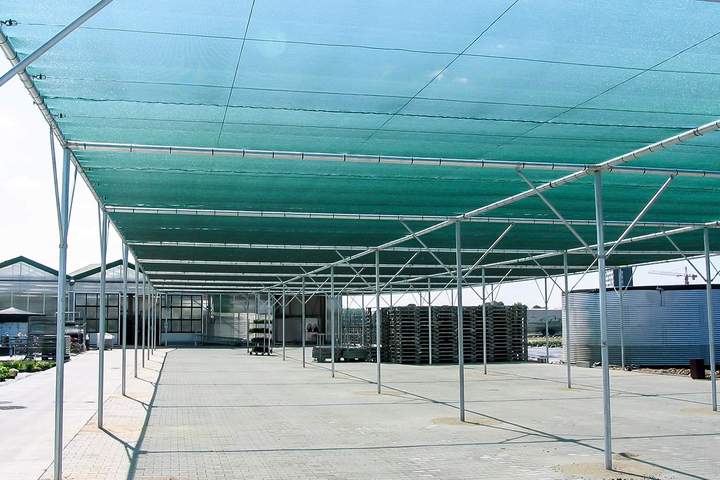 Schattenhalle von außen.