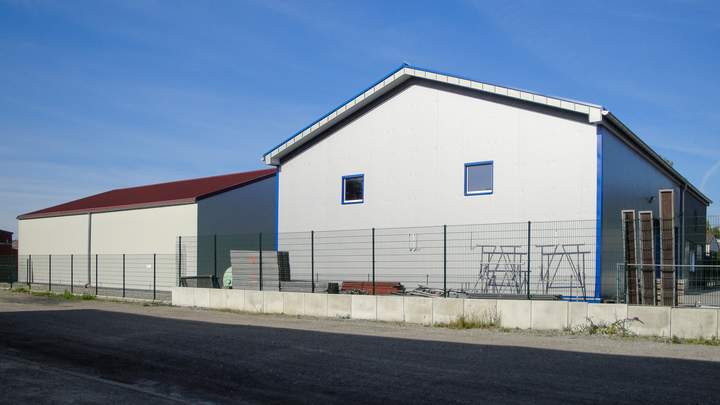 Sandwichhalle Satteldach kaufen Die Sandwichhalle mit Satteldach ist von außen zu sehen.