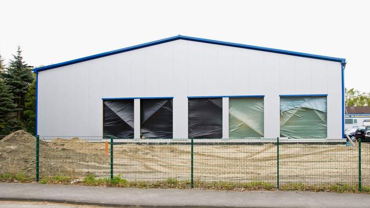 Sandwichhalle große Spannweite Die Sandwichhalle von außen