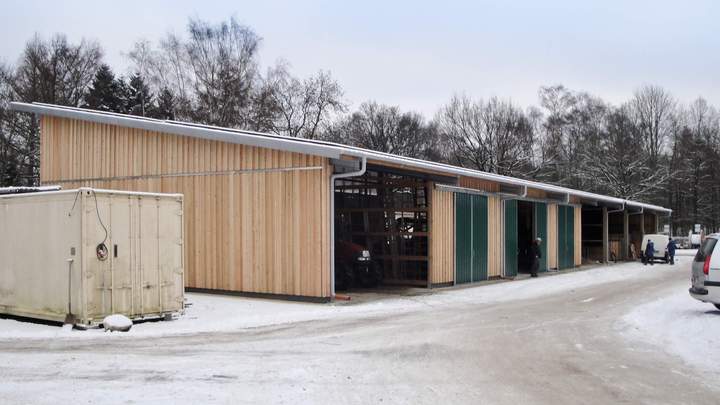 Tierpark Hagenbeck - Systemhalle Typ PD 15,00m Tiefe, 50,00m Breite - bauseits verkleidet mit Holz Halle für Tiere.