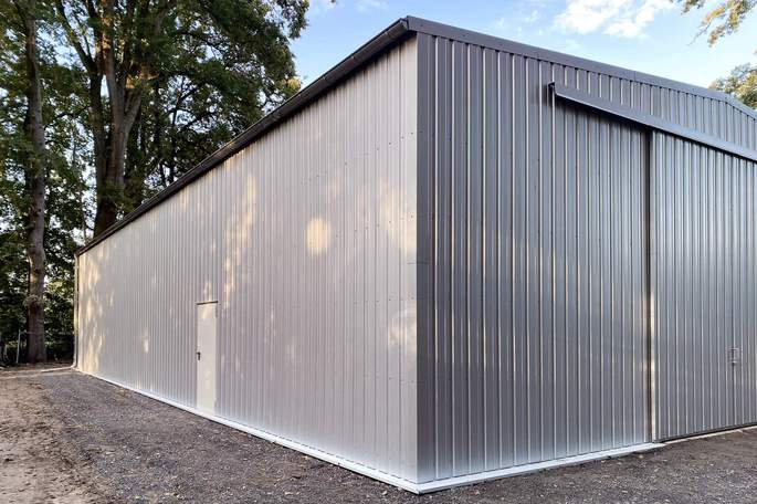 Satteldachhalle 12,04m Spannbreite 6° Dachneigung - Mehrzwecktür in der Seite