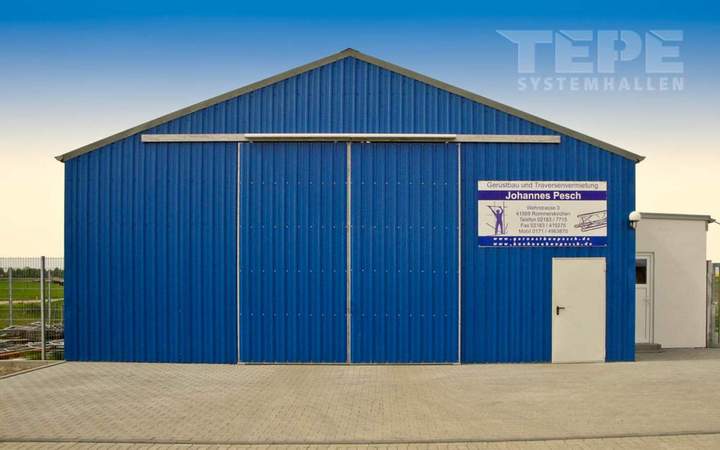 Stahlhallenbau blau Stahlhalle von außen in blau