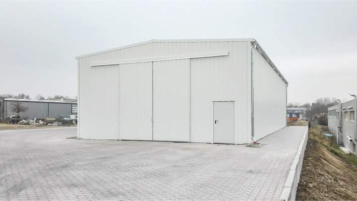 Firmenhalle weiß Außenansicht von einer Firmenhalle in weiß