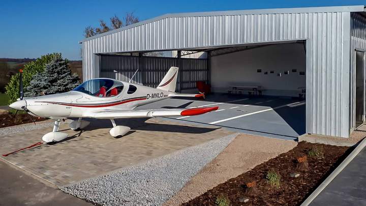 Außenansicht einer Flugzeughalle von außen