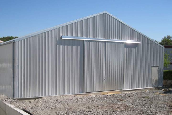 Hallenbausatz Stahlhallen - fertige Systemhalle Hallenbausatz für Stahlhallen, außen in Aluzink