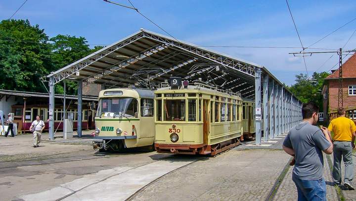 Hannoversches Straßenbahn-Museum - Systemhalle Typ SD15,10, Länge 77,00m Systemhalle für ein Museum.